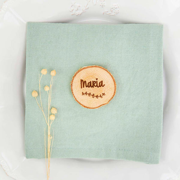 Marcasitios rodajitas de madera grabadas con el nombre de cada invitado