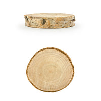 Detalle de rodaja de madera natural para personalizar como marcasitios, decoración rústica para bodas o comuniones.