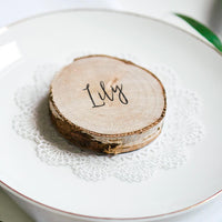 Rodajas de madera natural sin marcar para escribir el nombre de los invitados, pack de 6 unidades.