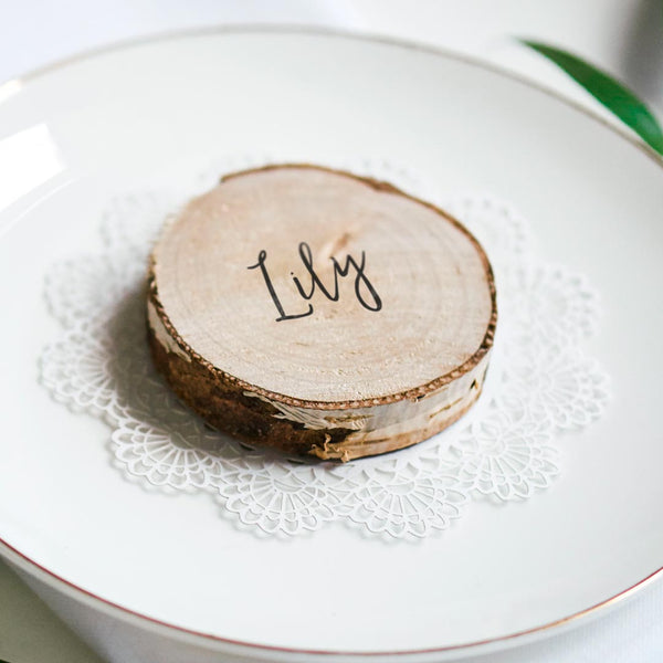 Rodajas de madera natural sin marcar para escribir el nombre de los invitados, pack de 6 unidades.