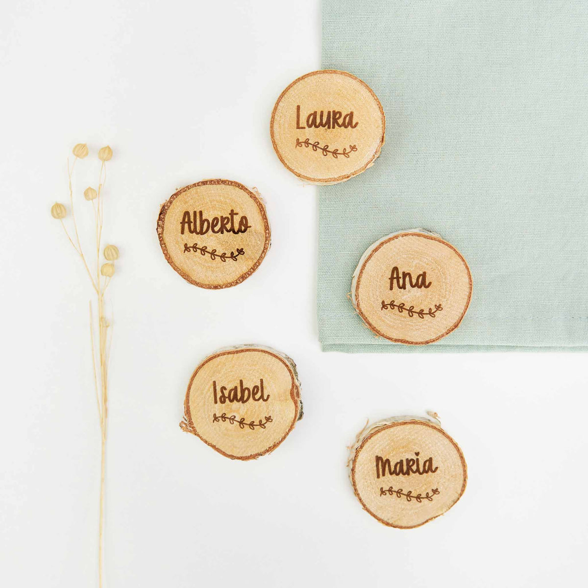 Marcasitios rodajitas de madera grabadas con el nombre de cada invitado para boda, comunión, bautizo y eventos en general