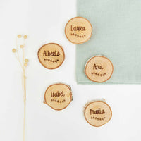 Marcasitios rodajitas de madera grabadas con el nombre de cada invitado para boda, comunión, bautizo y eventos en general