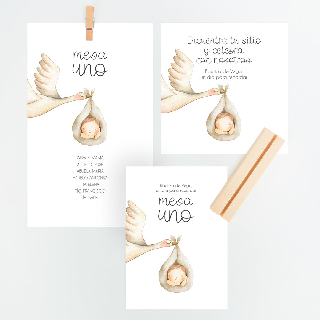 Conjunto Mesero y Seating Plan para Bautizo de la colección Cigüeña en color beis. 