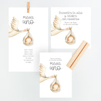 Conjunto Mesero y Seating Plan para Bautizo de la colección Cigüeña en color beis. 