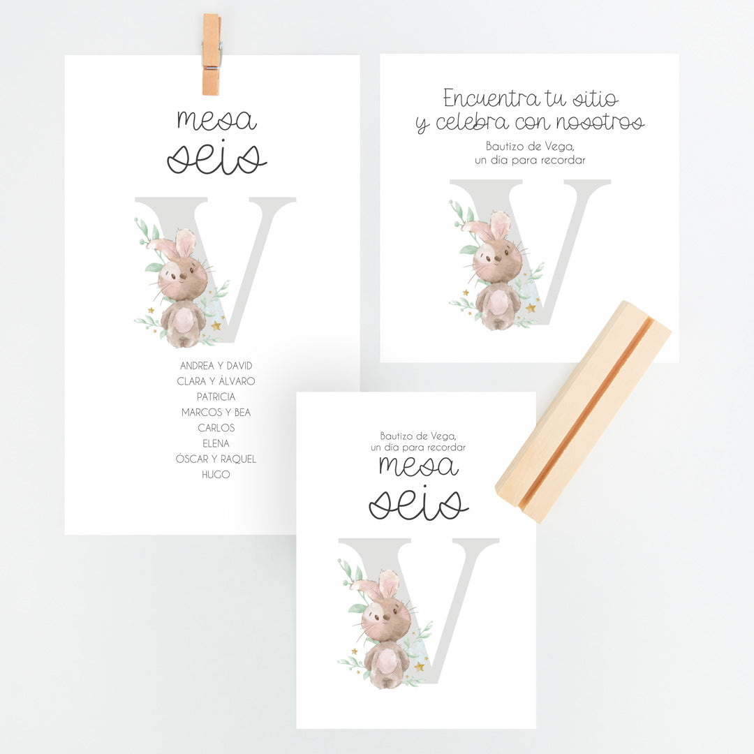 Conjunto Mesero y Seating Plan para Bautizo de la colección Inicial en color gris. 