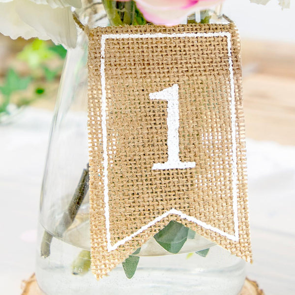 Meseros de yute con números impresos en blanco, pack de 20 unidades para bodas, comuniones o bautizos.