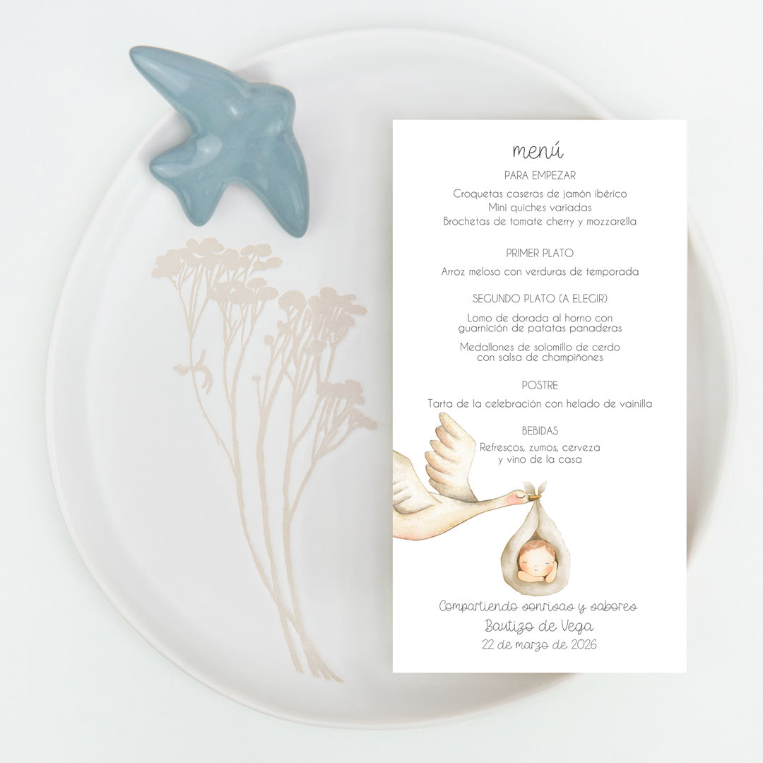 Minuta o tarjetón menú de la Colección Cigüeña Bautizo, con ilustración de la cigüeña y el saquito del bebé, impresa en cartulina FSC.