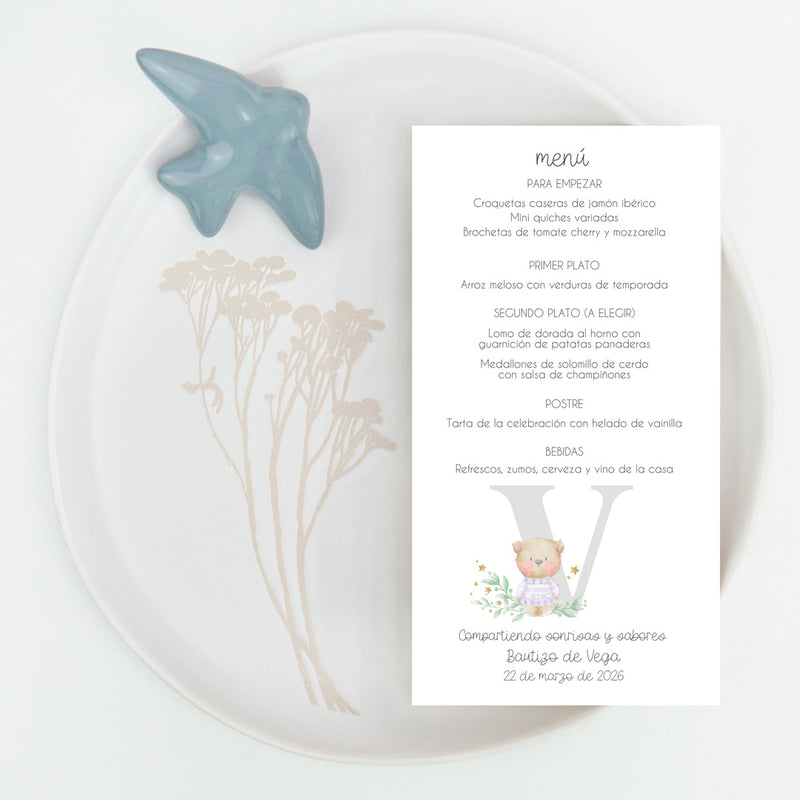 Minuta o tarjetón menú de la Colección Inicial Bautizo, con la inicial del bebé decorada con osito o conejito, impresa en cartulina FSC.