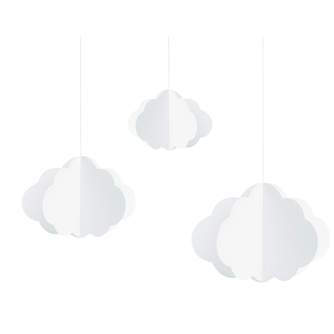 Detalle de nubes de papel blanco para colgar, decoración dulce para comuniones, bautizos o cumpleaños.