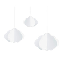 Detalle de nubes de papel blanco para colgar, decoración dulce para comuniones, bautizos o cumpleaños.