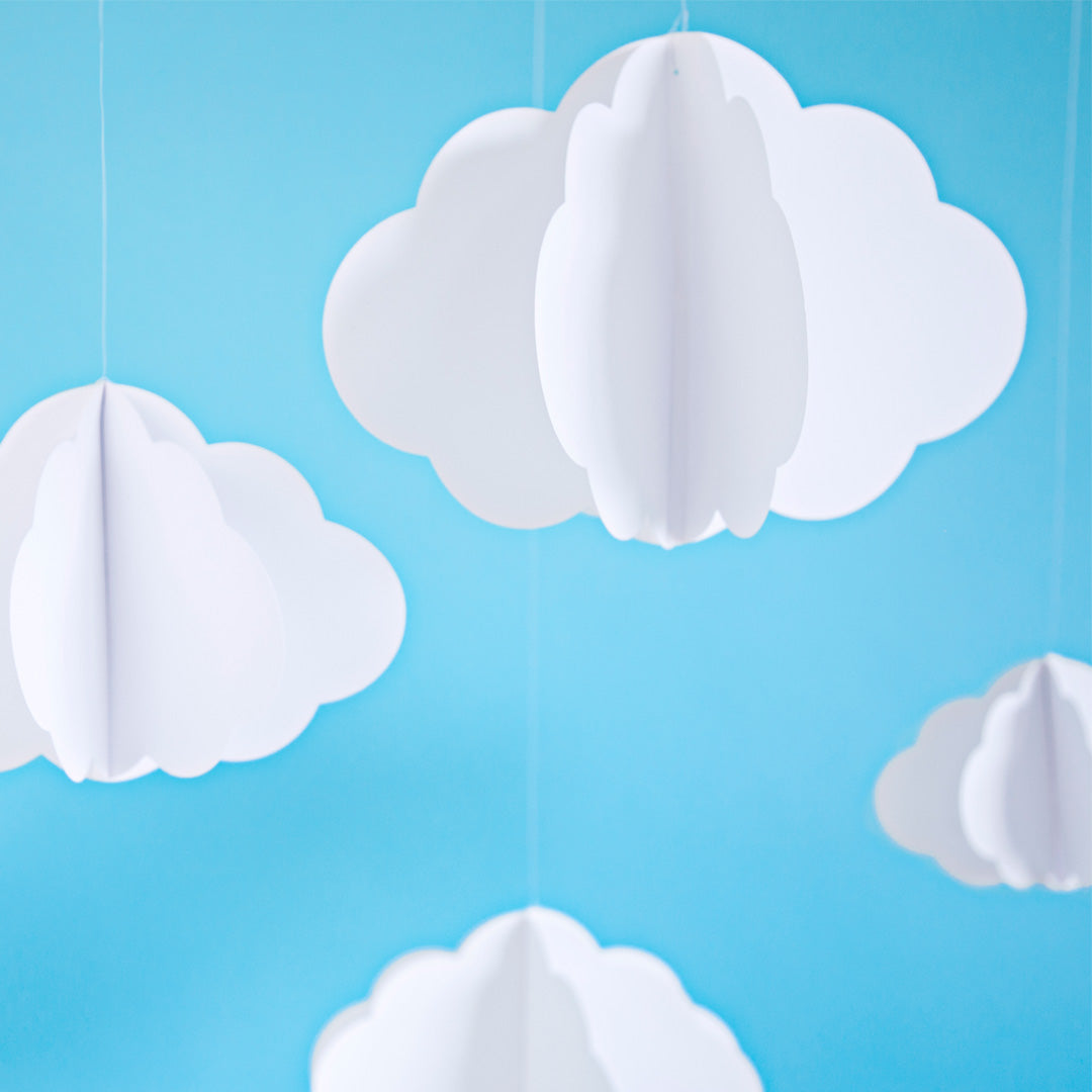 Nubes decorativas colgantes de papel blanco, pack de 3 unidades con hilo incluido, ideales para eventos infantiles.