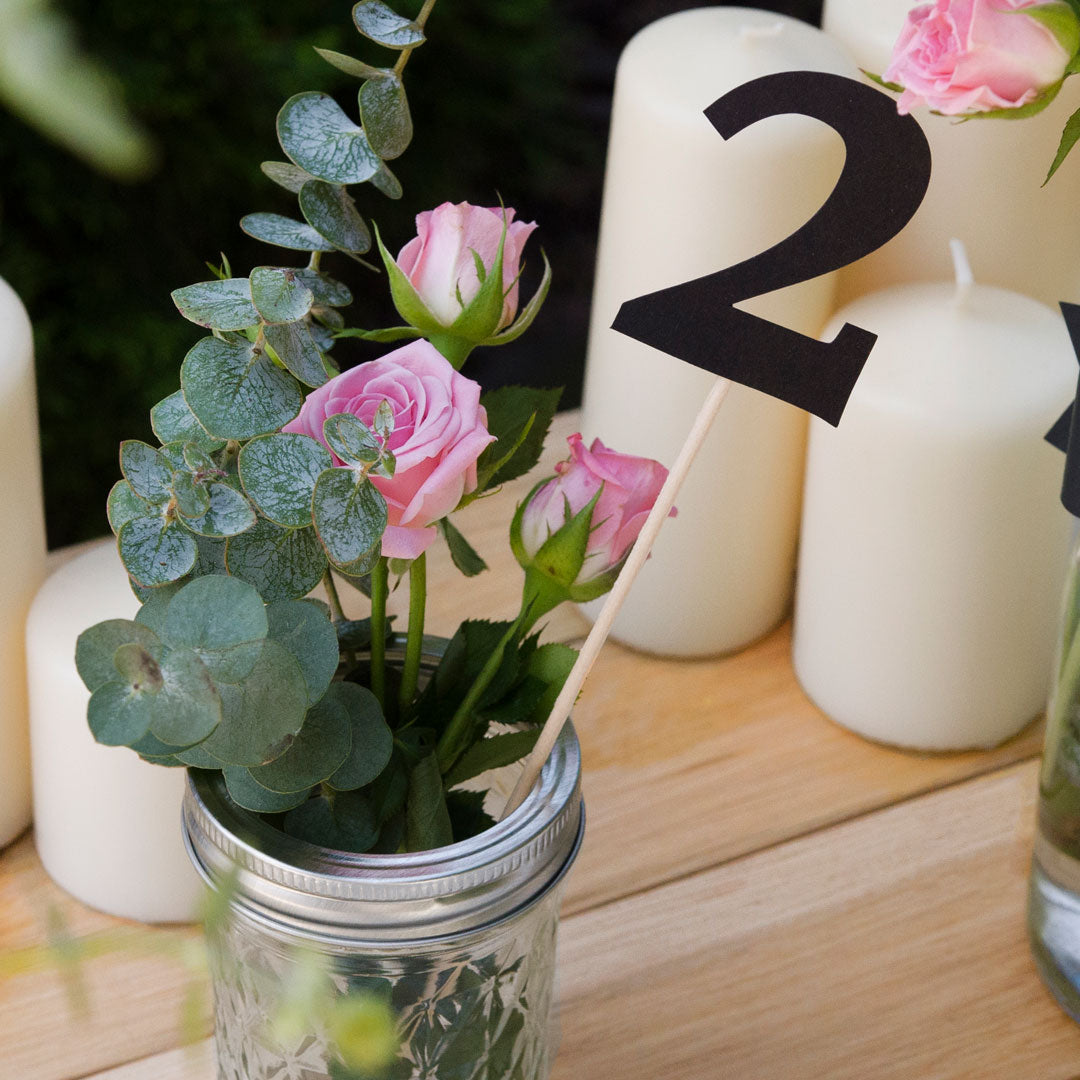 Números de mesa del 1 al 10 en color negro con palo de madera, ideales para bodas, comuniones o bautizos.