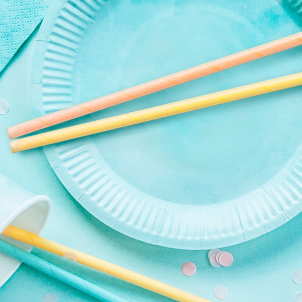 Pajitas de papel en tonos pastel (turquesa, amarillo y melocotón). Pack de 10 unidades, 19,5 cm. con plato azul turquesa