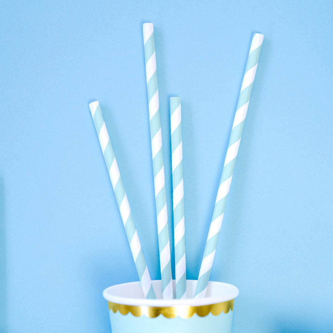 Pajitas de papel con rayas diagonales azules. Pack de 10 unidades, largo 19,5 cm.