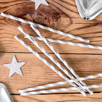 Pajitas de papel con rayas diagonales grises. Pack de 10 unidades, largo 19,5 cm.