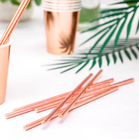 Pajitas de papel en color oro rosa. Pack de 10 unidades, longitud 19,5 cm. junto con vasos a juego