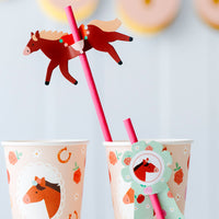 Detalle de las pajitas de papel con toppers de caballo, longitud aproximada 19,5 cm