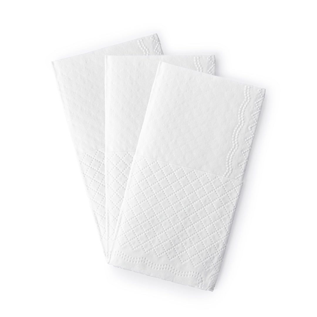 Pañuelos en los sobres kraft con inscripción plateada “Happy Tears”, detalle de boda con pañuelos para lágrimas de felicidad.