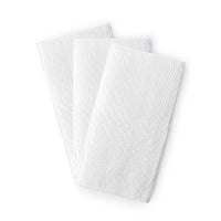 Pañuelos en los sobres kraft con inscripción plateada “Happy Tears”, detalle de boda con pañuelos para lágrimas de felicidad.