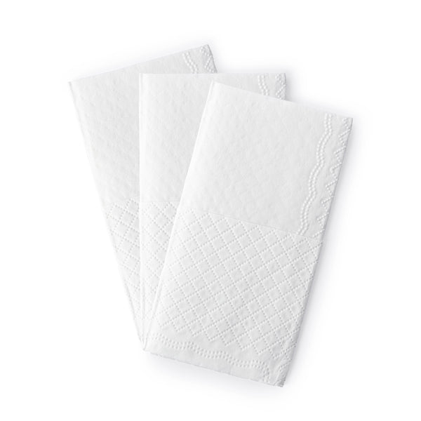 Pañuelos en los sobres kraft con inscripción plateada “Happy Tears”, detalle de boda con pañuelos para lágrimas de felicidad.