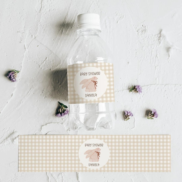 Pack de 10 pegatinas personalizadas para botellas temática baby shower con nombre y conejito sobre estampado vichy beige