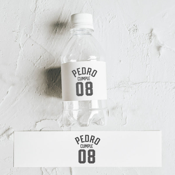 Pack de 10 pegatinas personalizadas para botellas temática fútbol con nombre y estampado vichy verde para cumpleaños infantil
