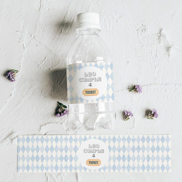 Pack de 10 pegatinas personalizadas para botellas temática circo con nombre y estampado de rombos azules para cumpleaños infantil