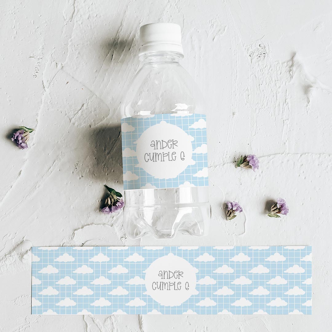 Pack de 10 pegatinas personalizadas para botellas temática nubes con nombre y fondo de cuadrícula azul para cumpleaños infantil