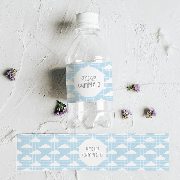 Pack de 10 pegatinas personalizadas para botellas temática nubes con nombre y fondo de cuadrícula azul para cumpleaños infantil