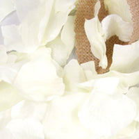 Pétalos de tela en color marfil con cono de yute. 