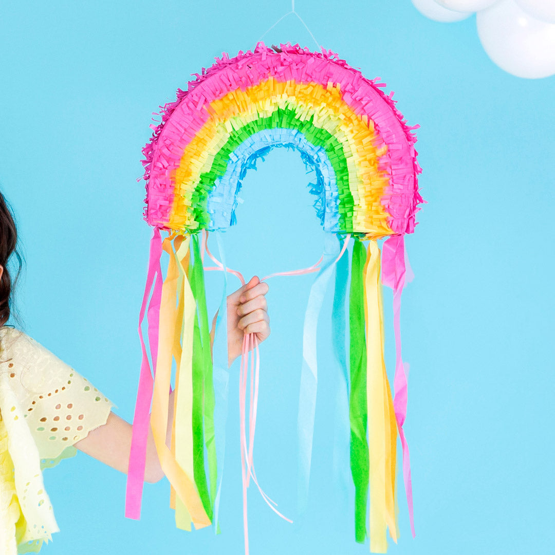 Piñata arcoíris de colores para cumpleaños infantil