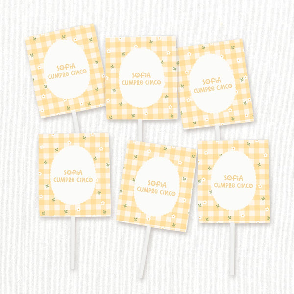 Pack de 12 piruletas personalizadas temática primavera con envoltorio de margaritas y estampado vichy amarillo para mesa dulce de cumpleaños