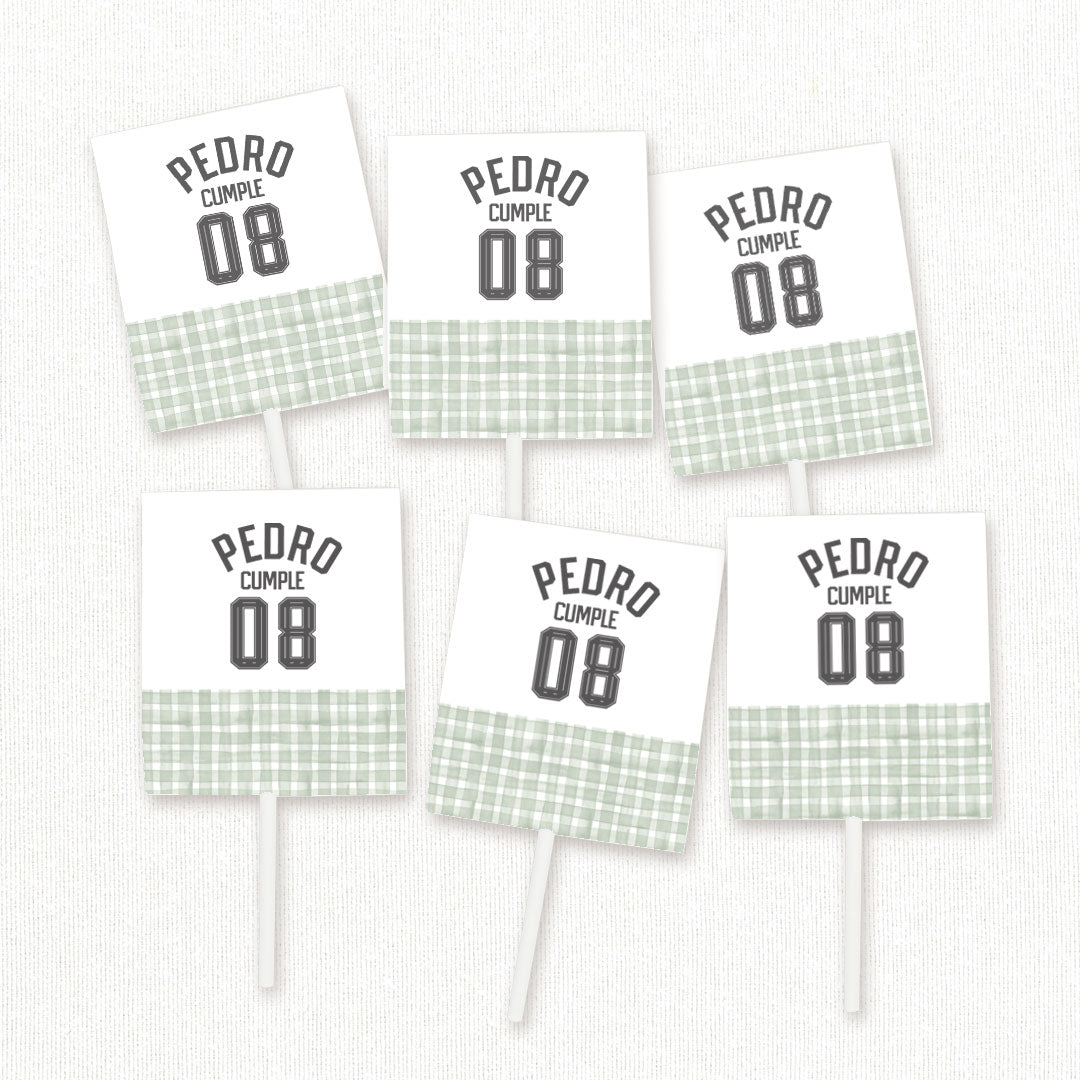 Pack de 12 piruletas personalizadas temática fútbol con envoltorio de balón y estampado vichy verde para mesa dulce de cumpleaños