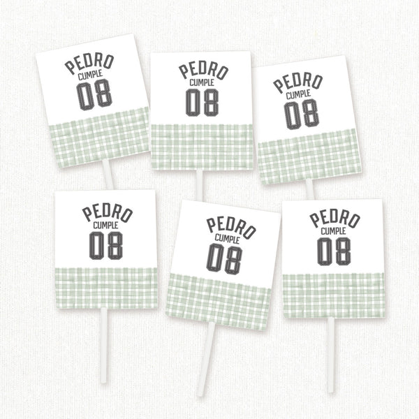 Pack de 12 piruletas personalizadas temática fútbol con envoltorio de balón y estampado vichy verde para mesa dulce de cumpleaños