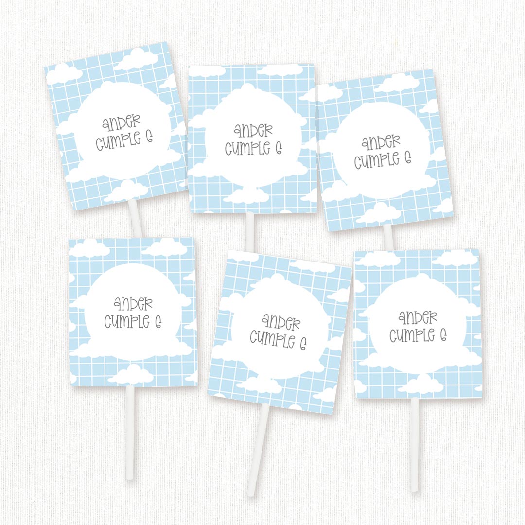 Pack de 12 piruletas personalizadas temática nubes con envoltorio de fondo de cuadrícula azul para mesa dulce de cumpleaños