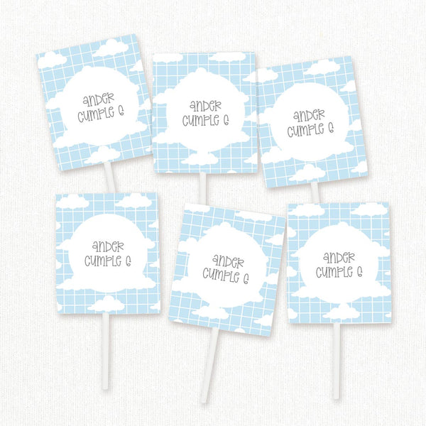 Pack de 12 piruletas personalizadas temática nubes con envoltorio de fondo de cuadrícula azul para mesa dulce de cumpleaños