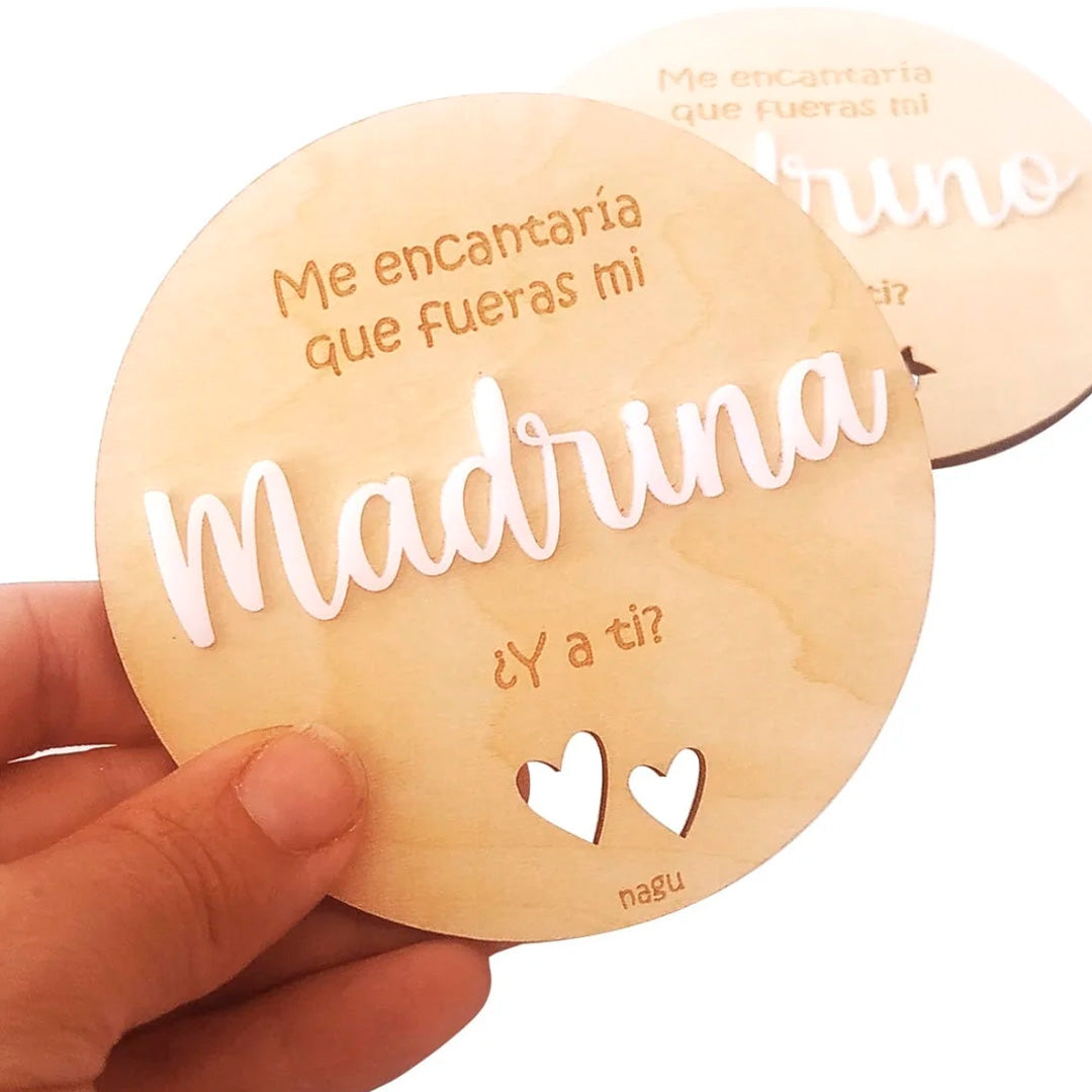 Placa de madera grabada con mensaje “Me encantaría que fueras mi Madrina. ¿Y a ti?”. Letras en relieve blanco.