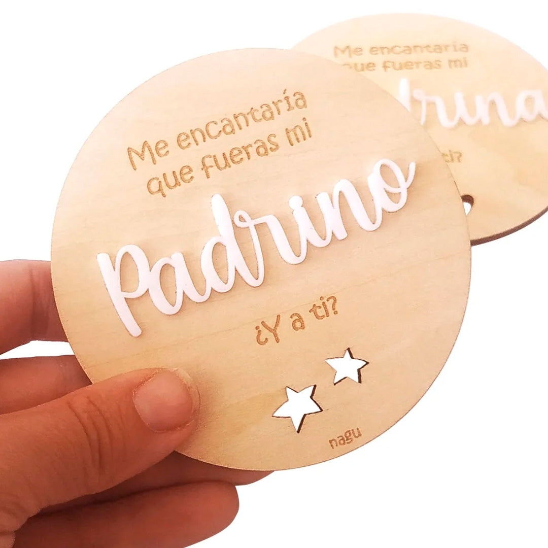 Placa de madera grabada con mensaje “Me encantaría que fueras mi Padrino. ¿Y a ti?”. Letras en relieve blanco.