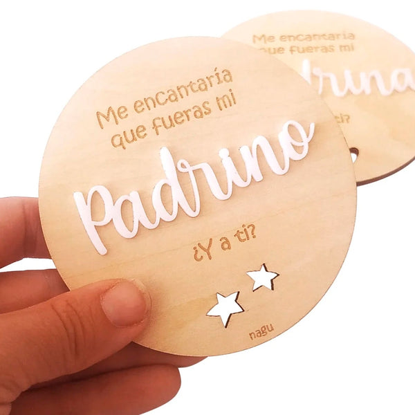 Placa de madera grabada con mensaje “Me encantaría que fueras mi Padrino. ¿Y a ti?”. Letras en relieve blanco.