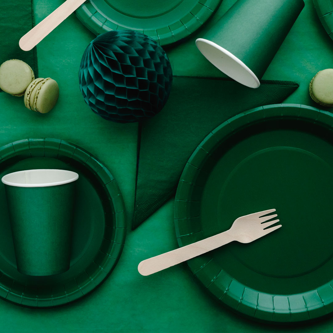 Platos de papel liso en color verde oscuro