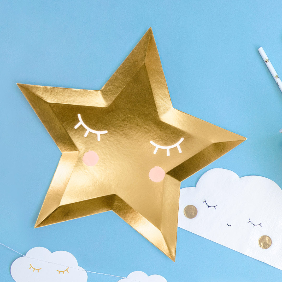 Platos de papel con forma de estrella en color dorado espejo. Pack de 6 unidades, diámetro 27 cm. con servilleta nube.