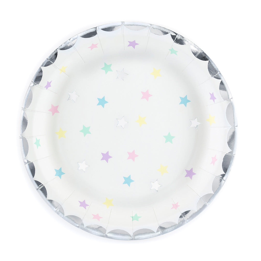 Detalle del diseño de estrellas en los platos de papel multicolor. Pack de 6 unidades (18 cm).