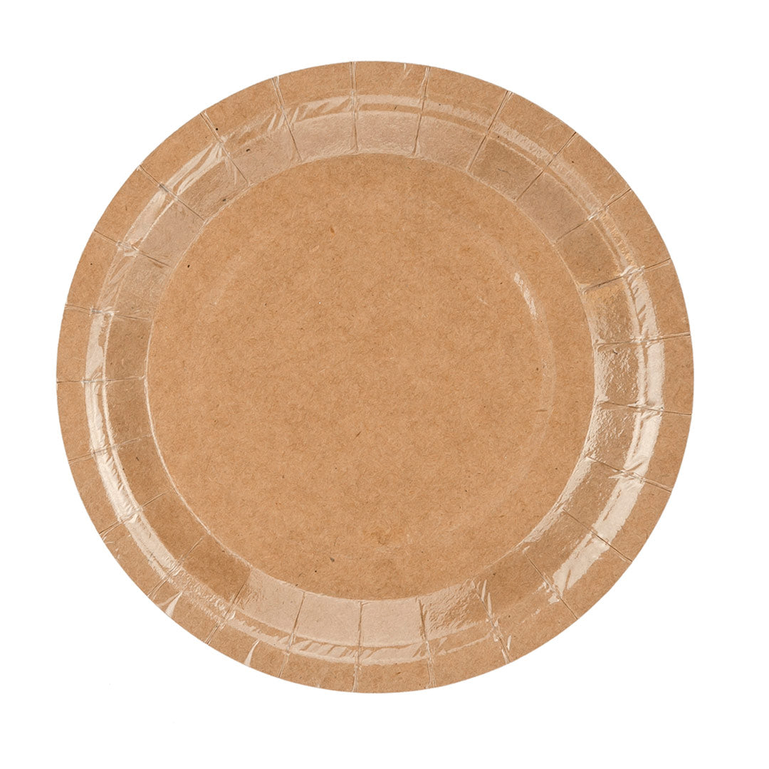Detalle del acabado natural de los platos de papel kraft. Pack de 6 unidades, 18 cm de diámetro.