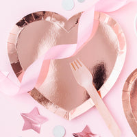 Platos de papel oro rosa en forma de corazón. Pack de 6 unidades, tamaño 21 × 19 cm.