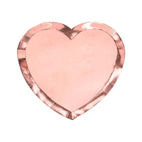 Detalle de los platos de papel oro rosa en forma de corazón. Pack de 6 unidades, tamaño 21 × 19 cm.
