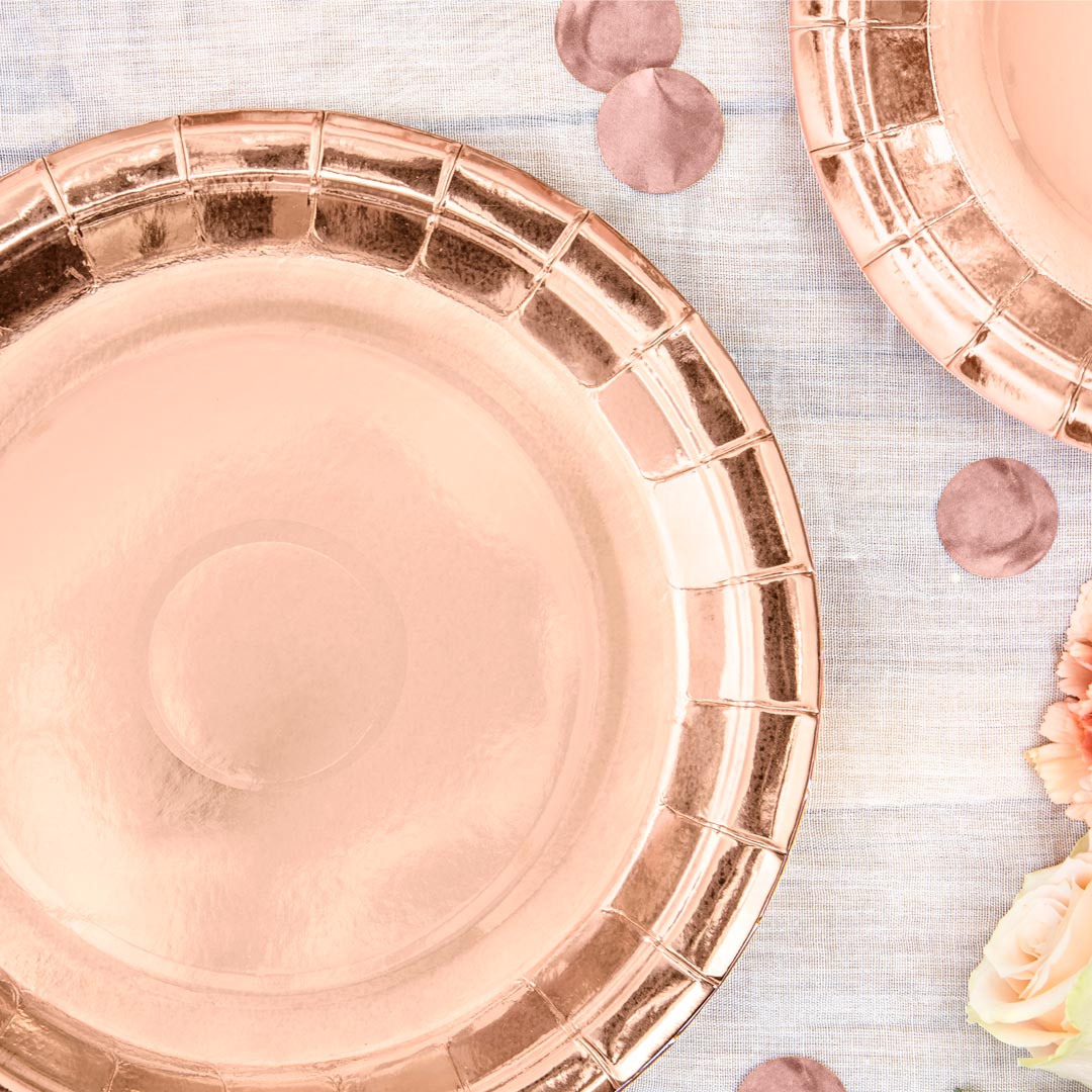 Platos de papel oro rosa en tres versiones: grandes, pequeños y en forma de corazón. Pack de 6 unidades.