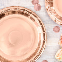 Platos de papel oro rosa en tres versiones: grandes, pequeños y en forma de corazón. Pack de 6 unidades.