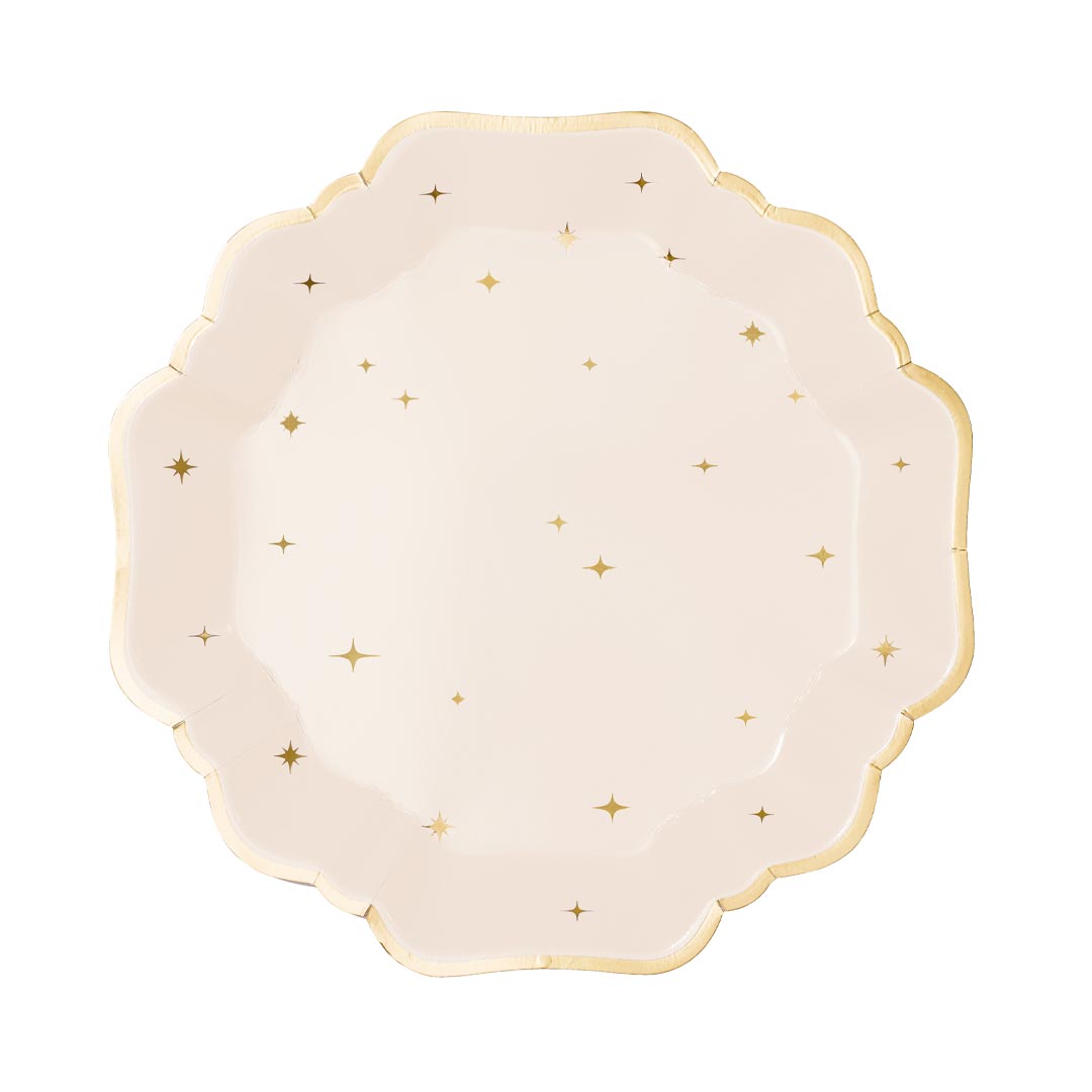 Detalle de las estrellas doradas y borde festoneado dorado del plato de papel beige