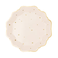 Detalle de las estrellas doradas y borde festoneado dorado del plato de papel beige