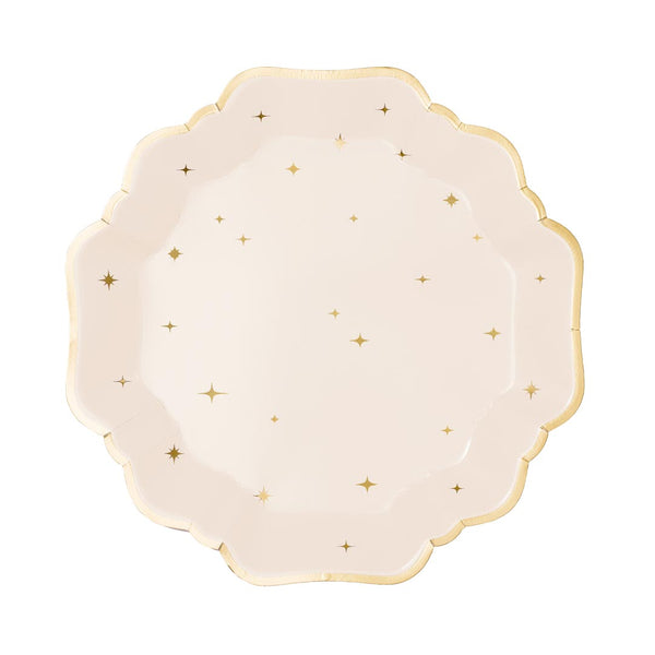 Detalle de las estrellas doradas y borde festoneado dorado del plato de papel beige